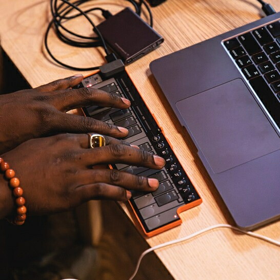 KORG コルグ MIDIキーボード nanoKEY Fold ナノキー フォールド 25鍵盤 USB C / TRS-MIDI 折りたたみ可能 ブラック ホワイト ベージュ オレンジ グリーンの画像