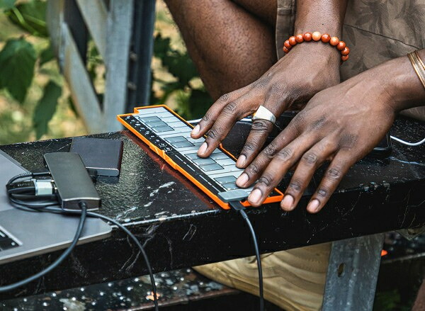 KORG コルグ MIDIキーボード nanoKEY Fold ナノキー フォールド 25鍵盤 USB C / TRS-MIDI 折りたたみ可能 ブラック ホワイト ベージュ オレンジ グリーンの画像