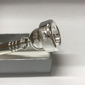Schilke シルキー トランペット用 マウスピース MOST 4 モスト シリーズ SP 銀メッキ カラビナ付き マウスピースポーチセット 初心者から上級者までおすすめの画像