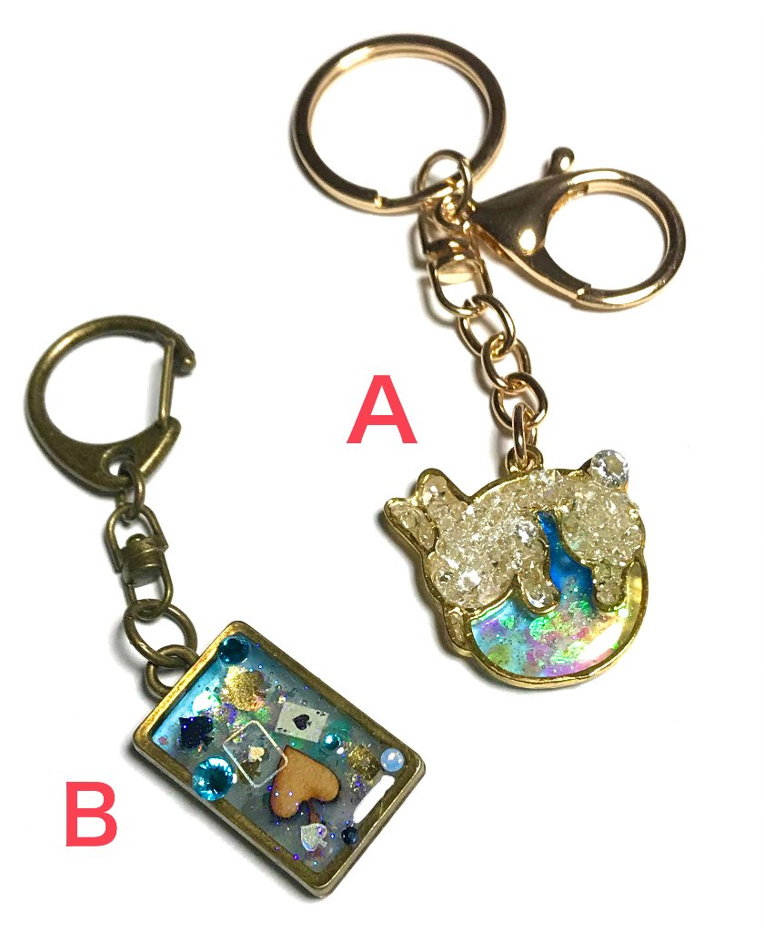 うさぎ＆トランプキーホルダーの画像