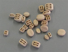 ペアウッド滑車シングル一個売り（淡色基調　１穴）の画像