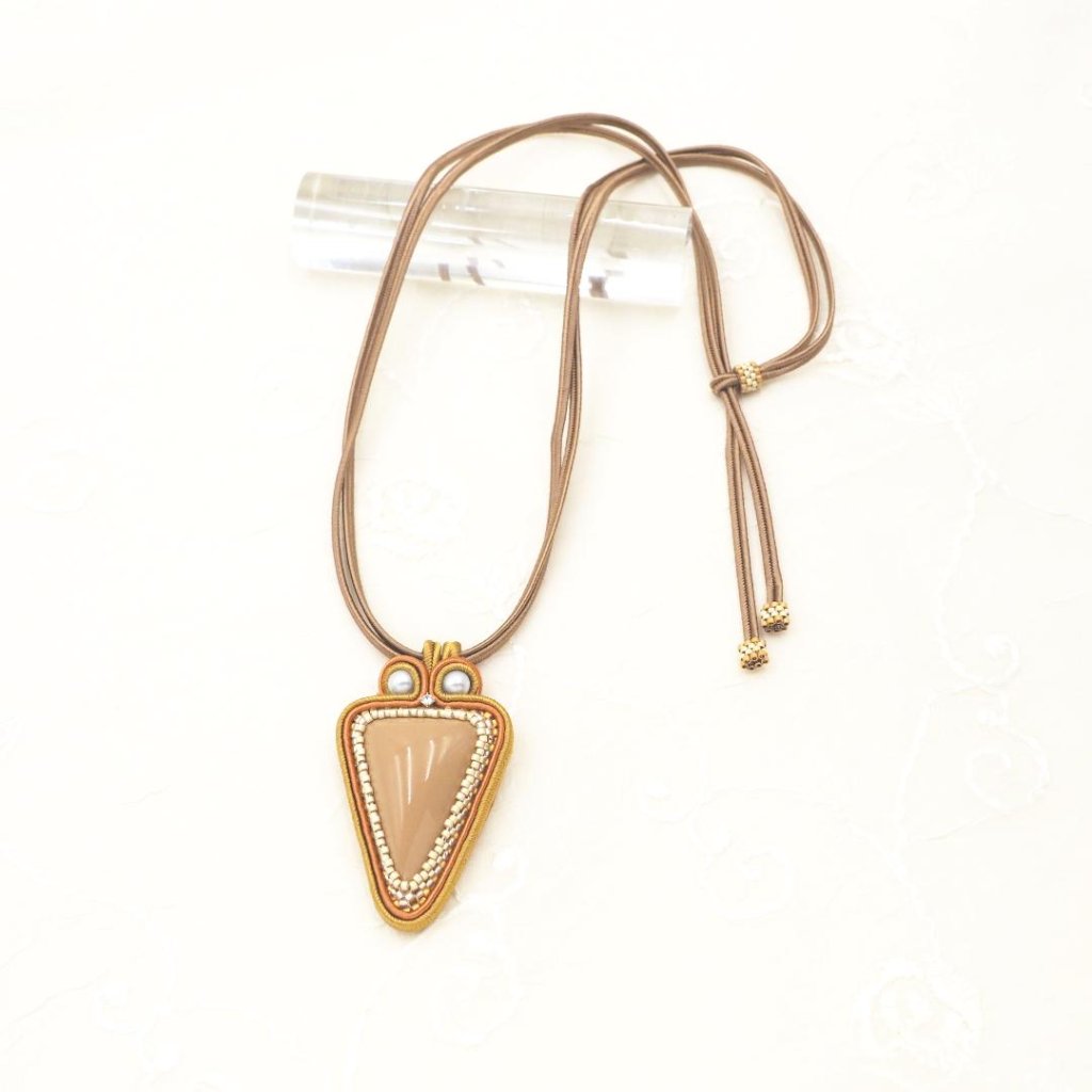 輪島の漆　ベージュトライアングルネックレスの画像