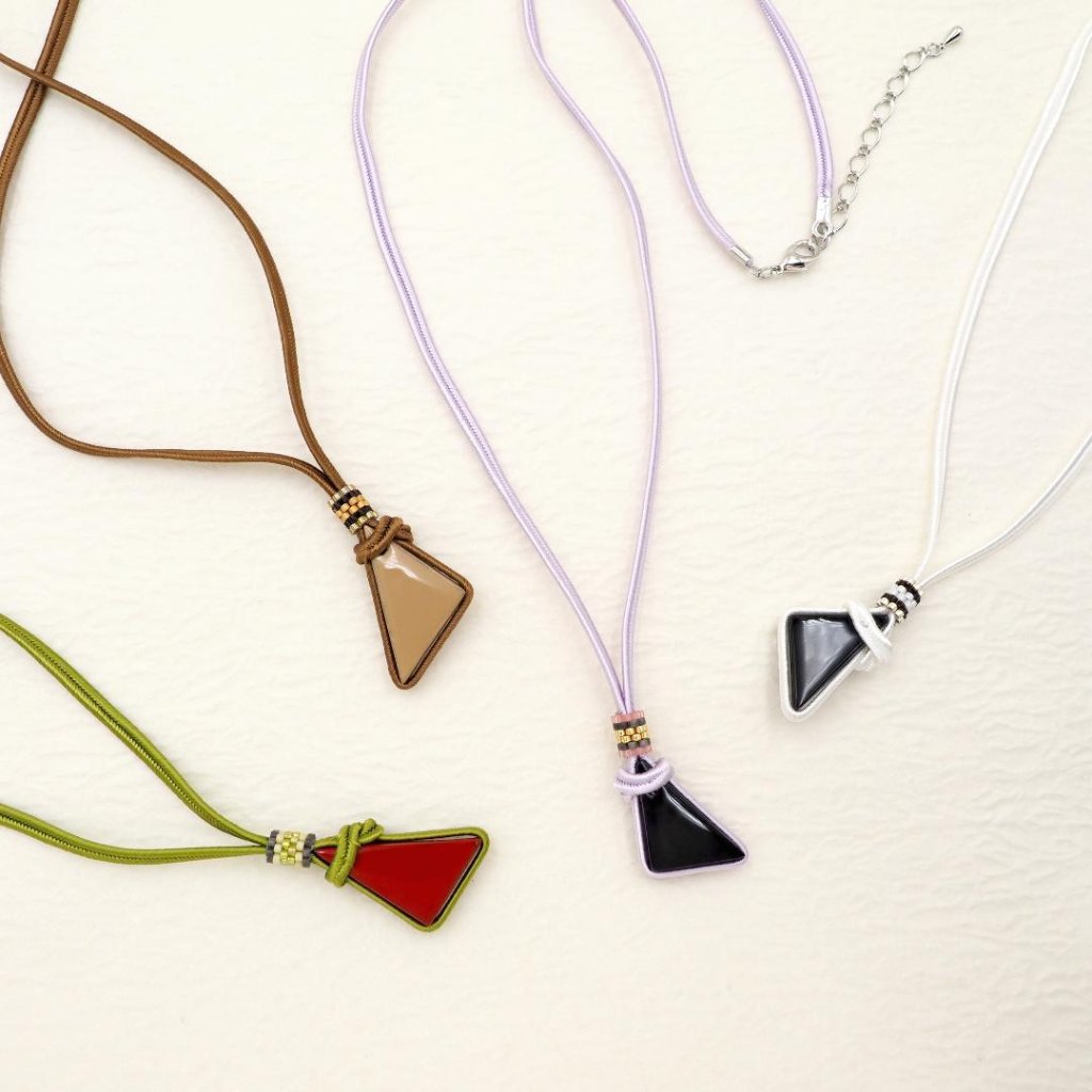 輪島の漆　トライアングルミニネックレスの画像