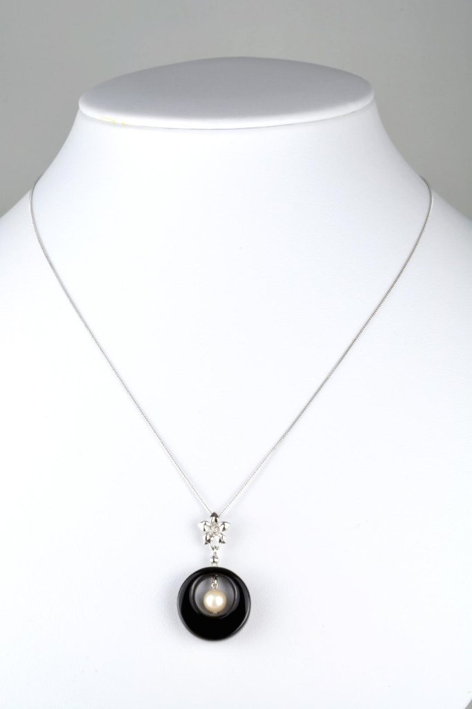 輪島の漆　漆黒リングとパールのネックレスの画像