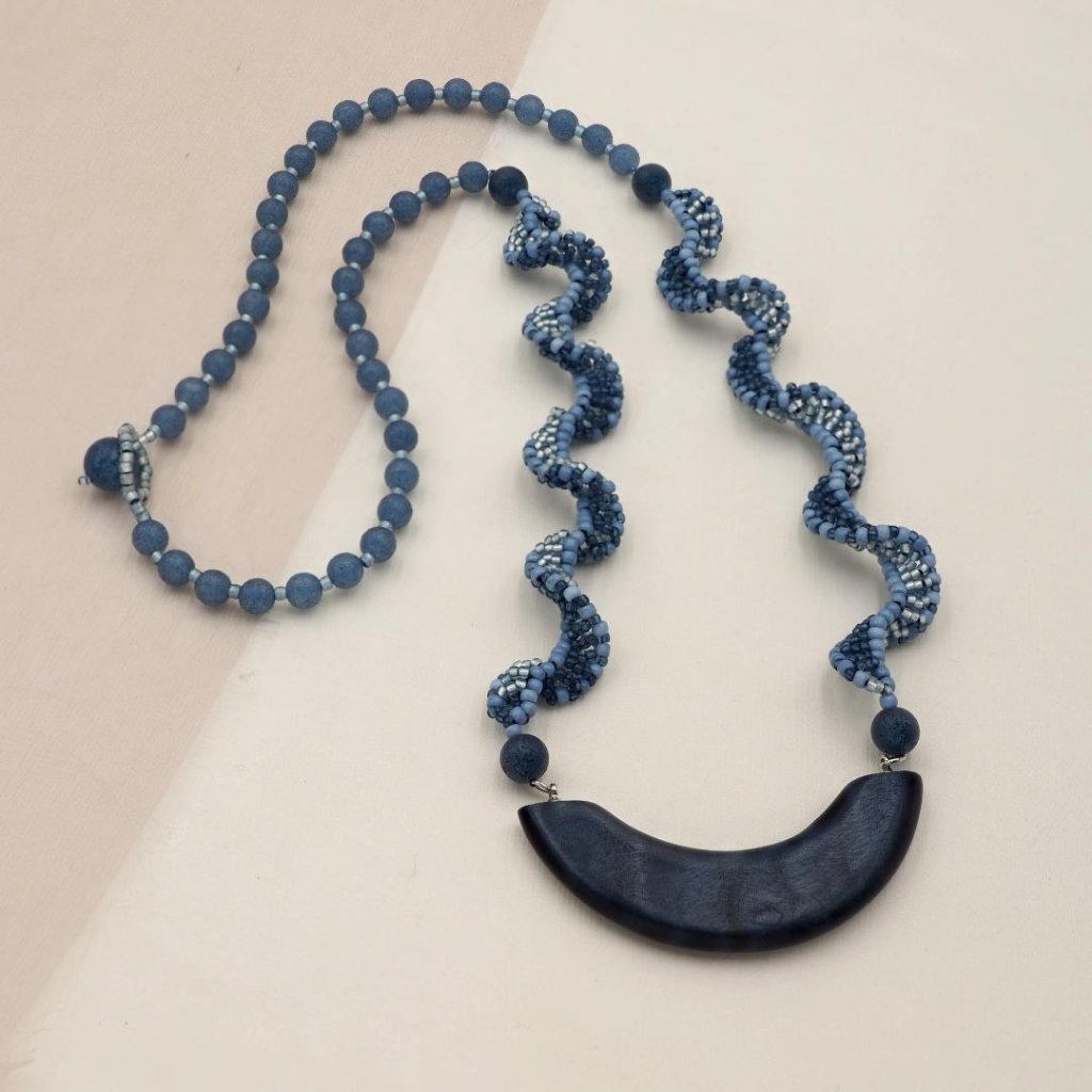 藍銘木　栃杢と藍ビーズのネックレスの画像