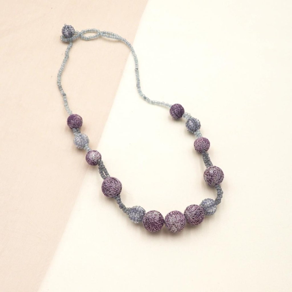 二藍シルクボールネックレスの画像