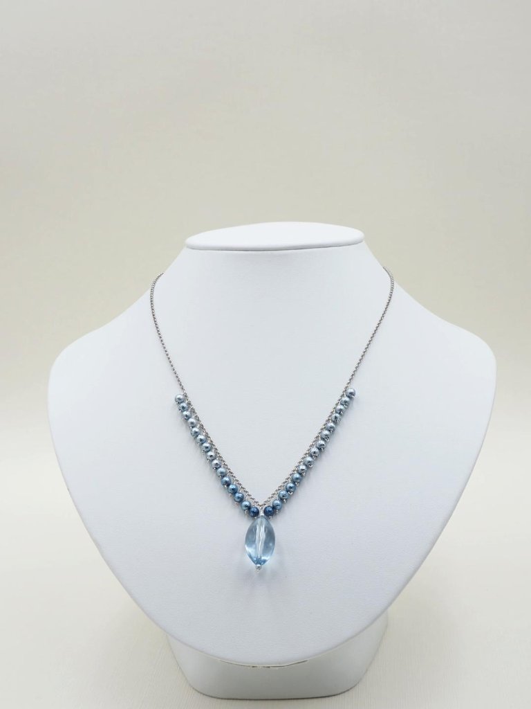 すくも藍染ボール＆アクリルネックレスの画像