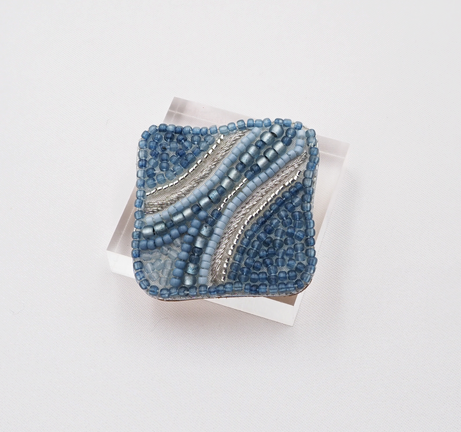 すくも藍ビーズブローチAA-501の画像