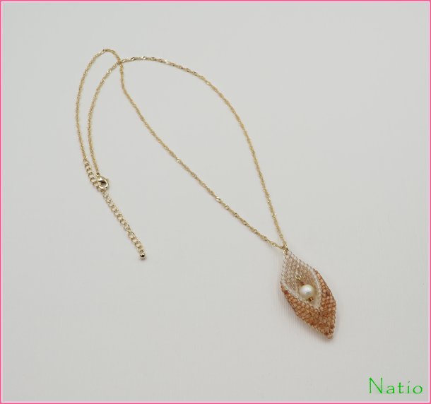 バイカラーリーフ　ネックレスの画像