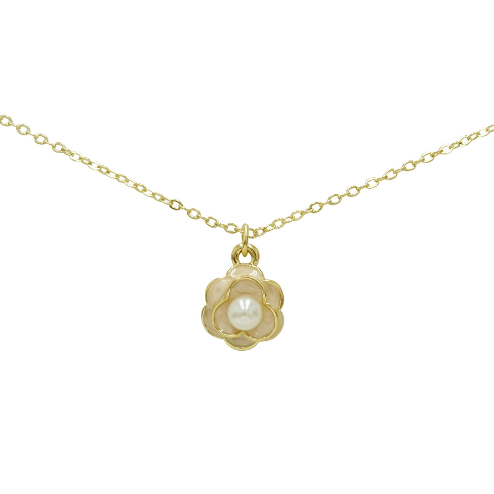 ベージュカラーの花びらにパールが可愛いネックレスの画像