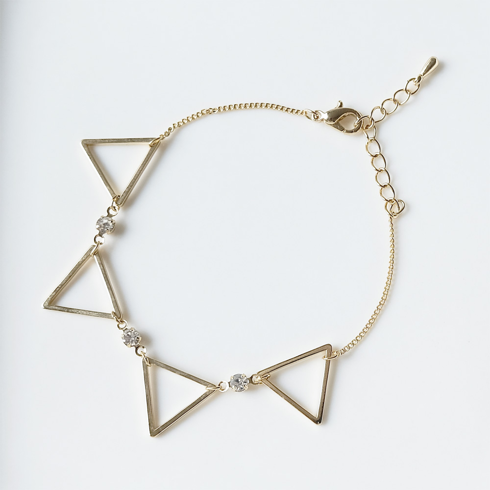 三角のメタルパーツにラインストーンをセットしたブレスレットの画像