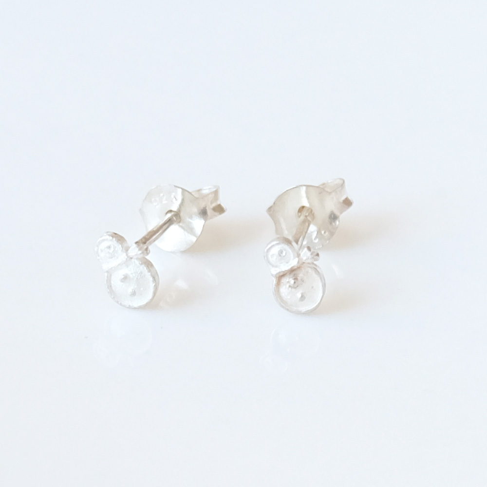 クリスマスシリーズ：つや消しの雪だるまモチーフのSILVER925ピアスの画像