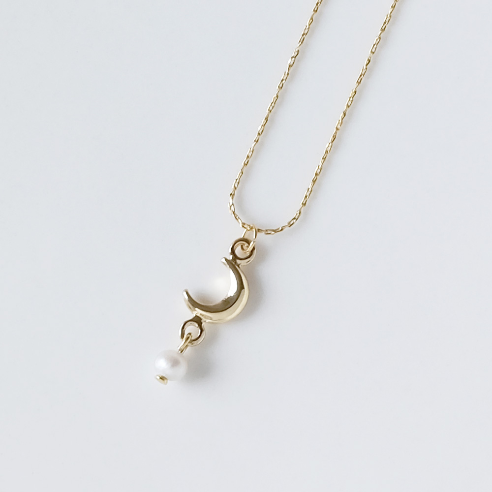 月モチーフに淡水パールをセットしたイヤリングの画像