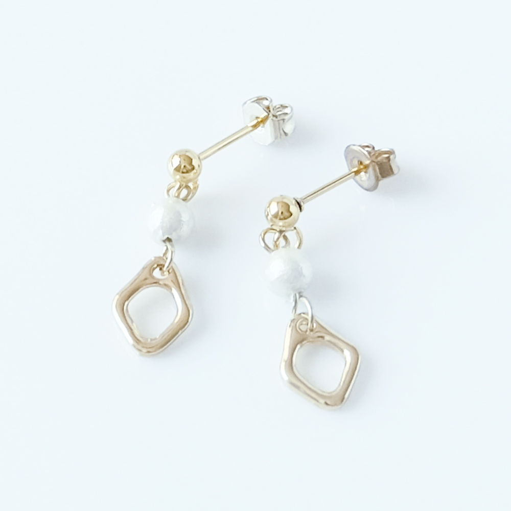 小さなコットンパールと変形モチーフをセットしたピアスの画像