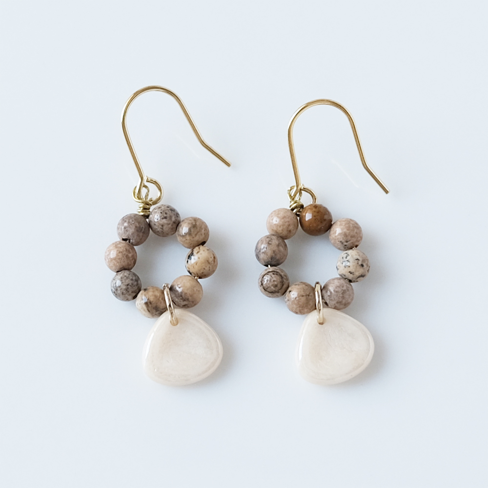 ジャスパーとチェコビーズを組み合わせた落ち着いたピアスの画像