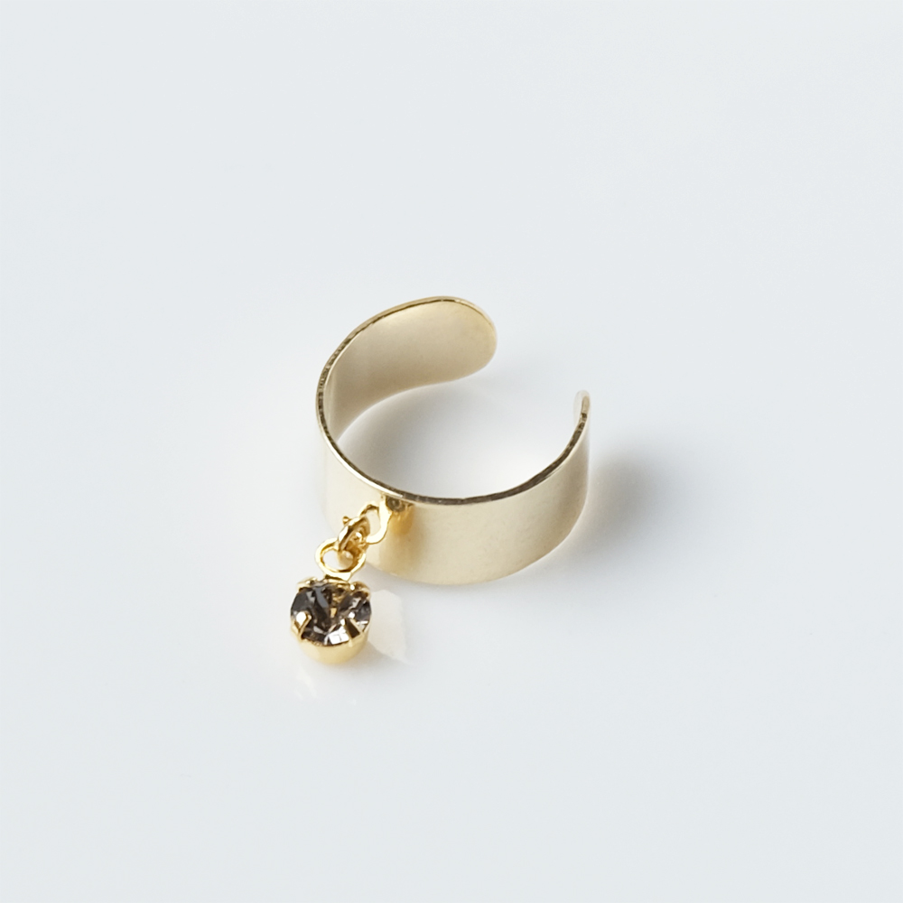 ブラックダイヤのラインストーンをセットしたシンプルイヤカフの画像