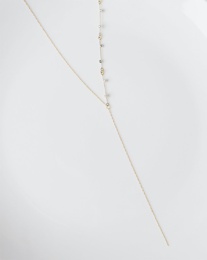 ラインストーンがセットされた繊細なパーツとチェーンのロングネックレスの画像