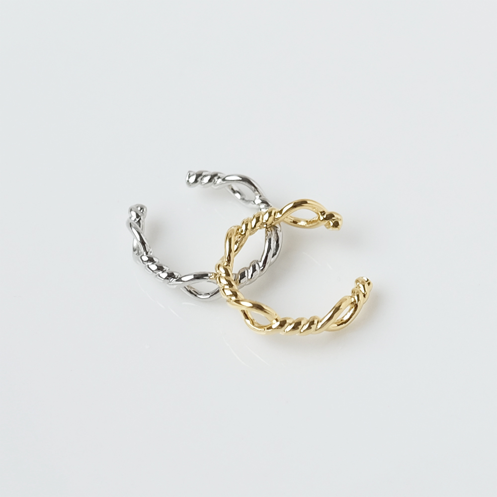 繊細なひねりが入ったイヤカフの画像