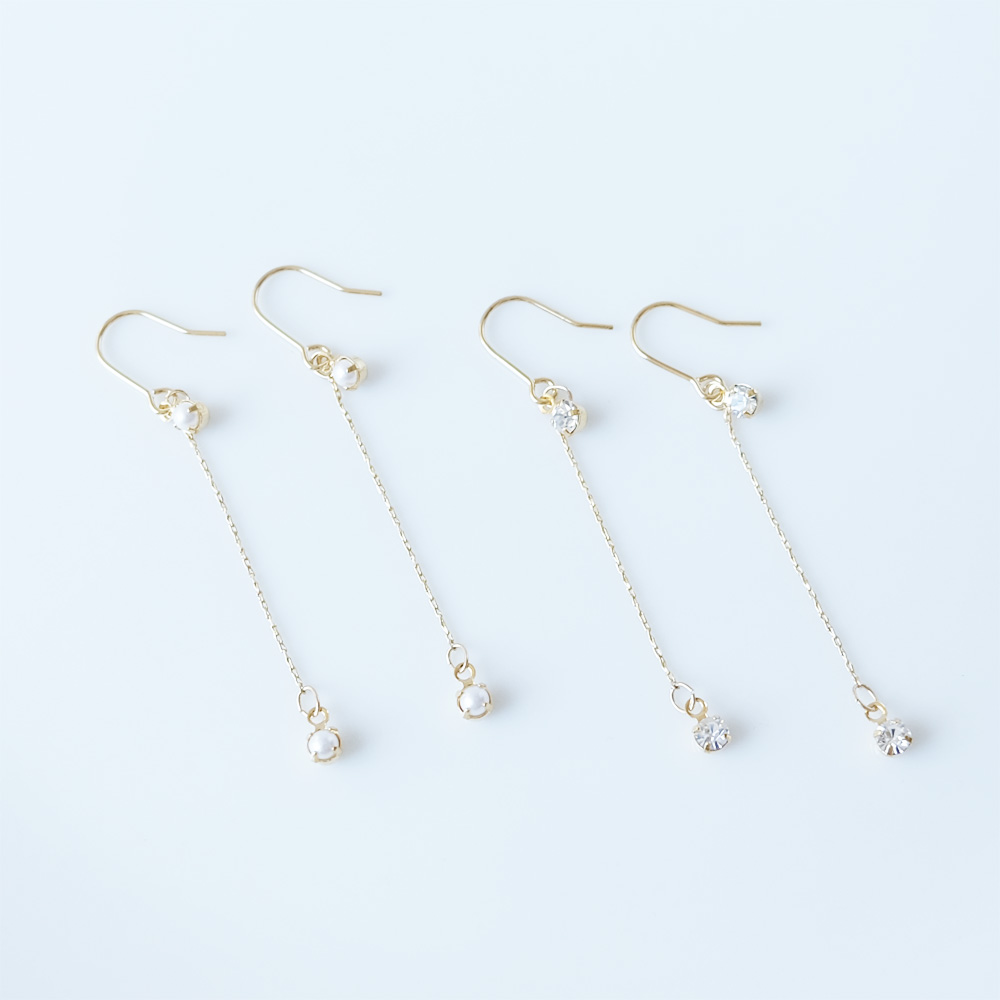 ガラスのサファイアブルーの石と小さな淡水パールを組み合わせたピアスの画像