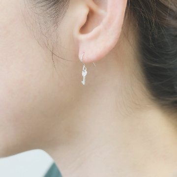 鍵モチーフSILVER925ピアス。の画像