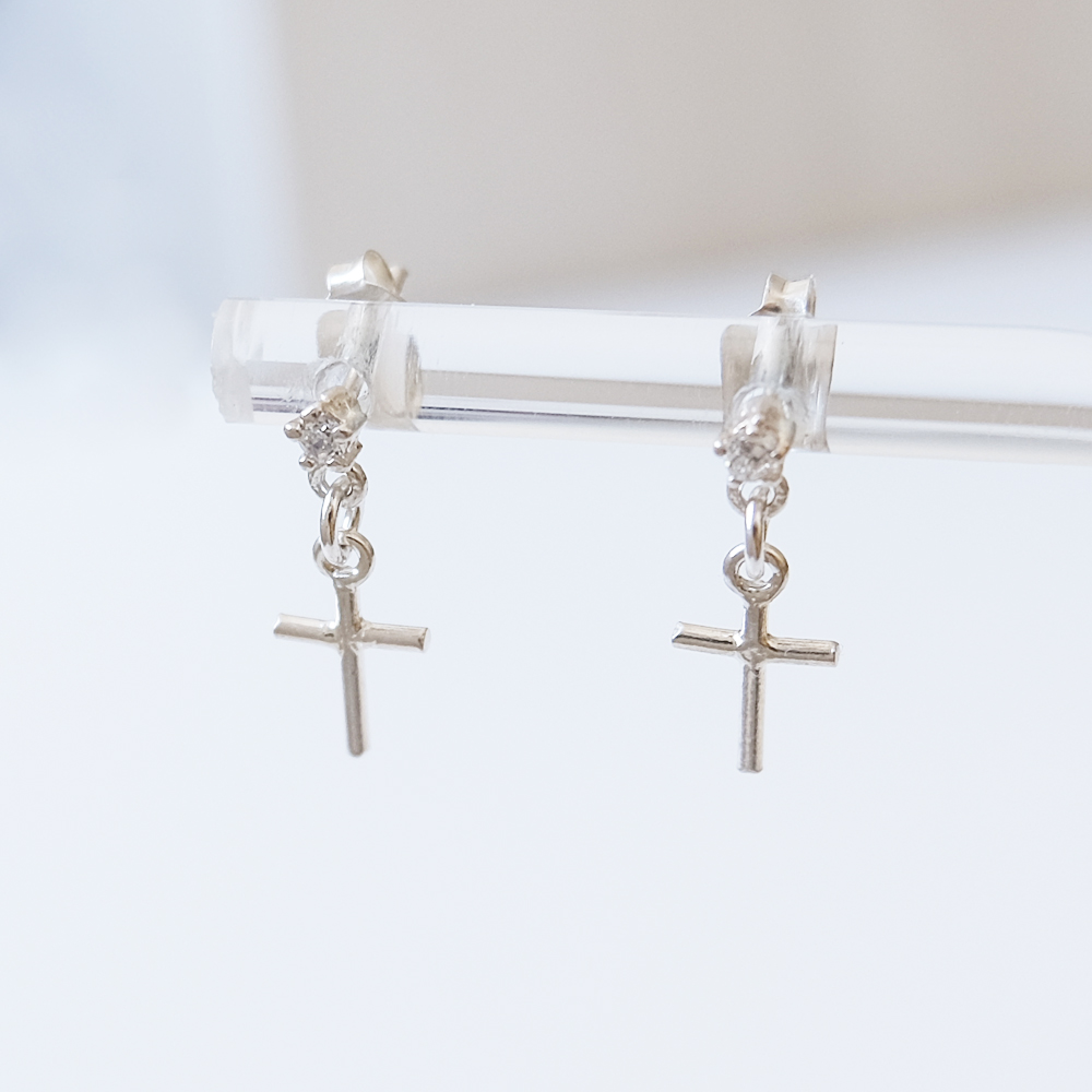 ポストのかわいいジルコニアにクロスモチーフをセットしたSILVER925ピアスの画像