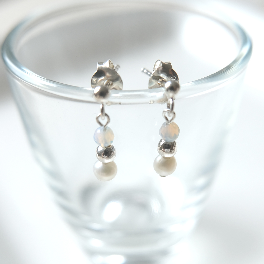 ホワイトオパールと淡水パールにSILVERボールをセットしたSILVER925ピアスの画像