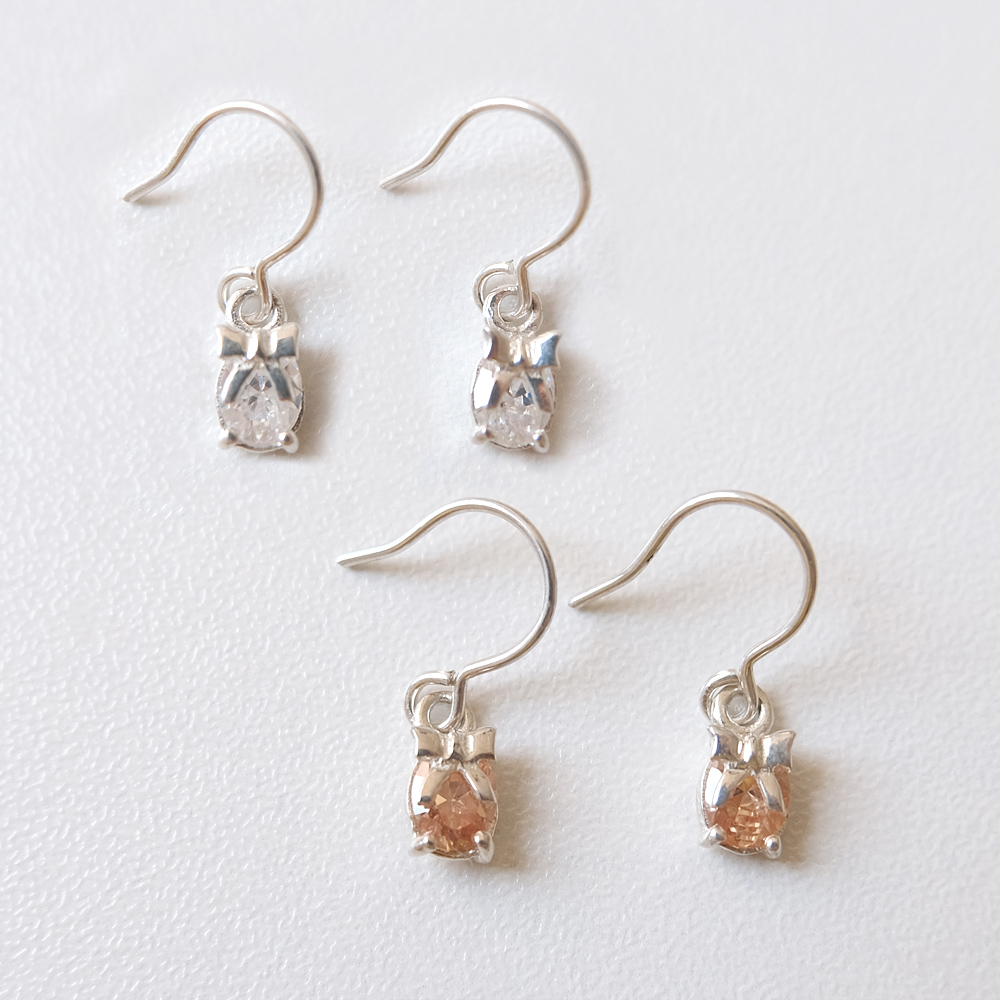 上品なジルコニアをリボンモチーフをセットしたSILVER925ピアスの画像