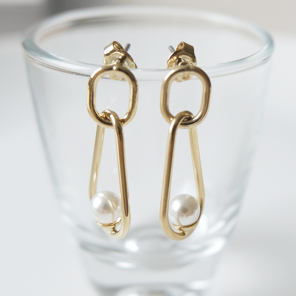 メタルフレームにパールをセットしたピアスの画像