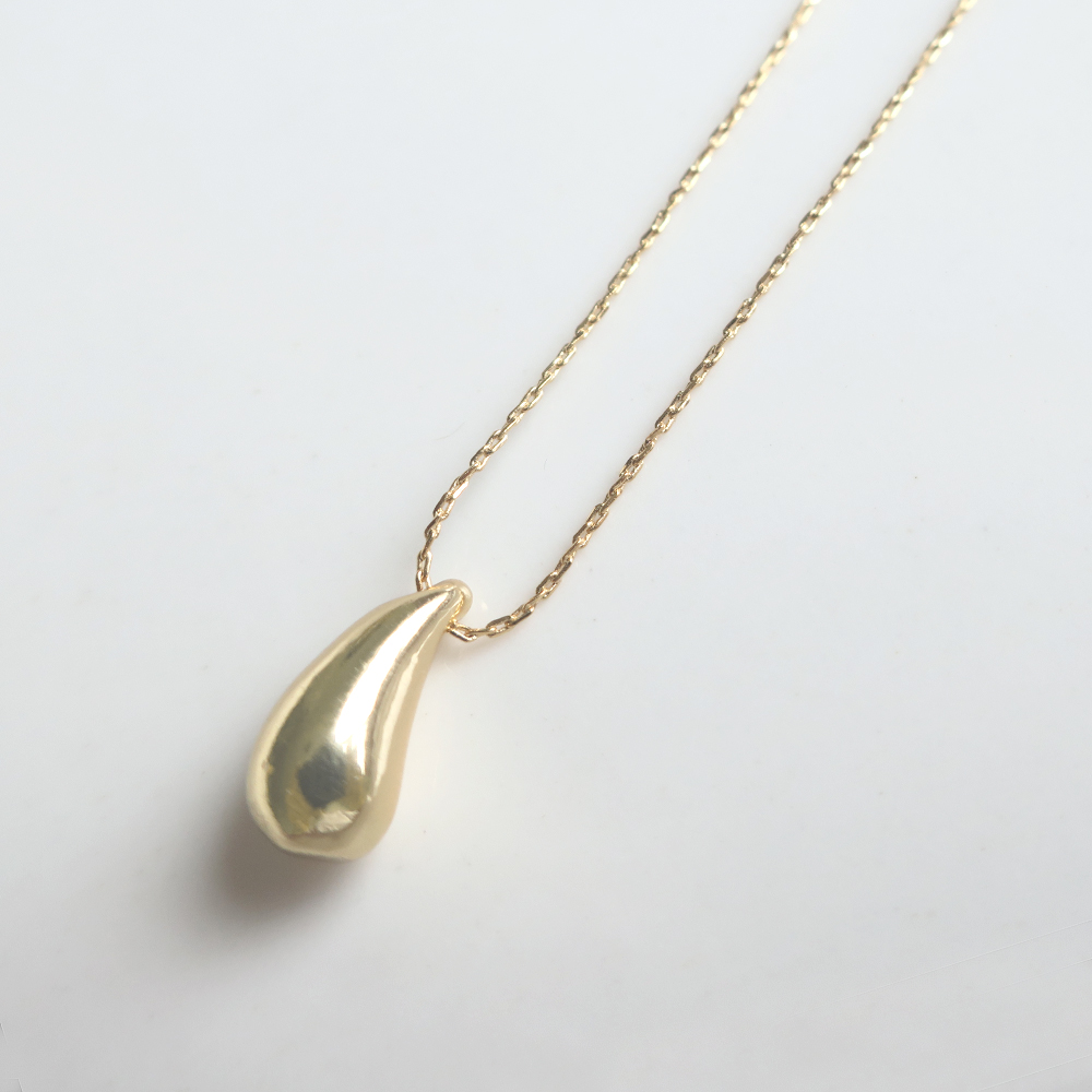 勾玉型のメタルパーツ存在感あるネックレスの画像