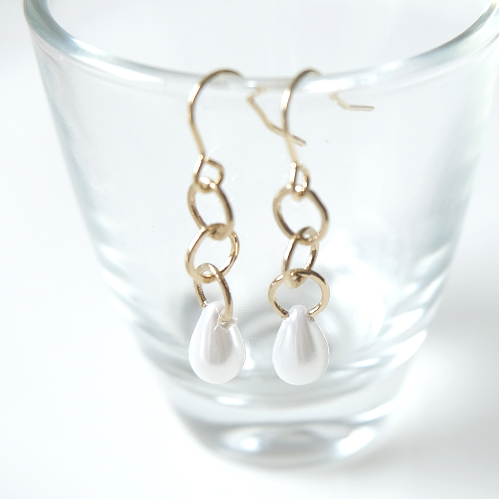 リングと小さいドロップパールのピアスの画像