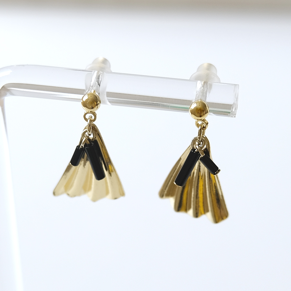 ヒレモチーフのメタルパーツにサイズ違いのビーズをセットしたピアスの画像