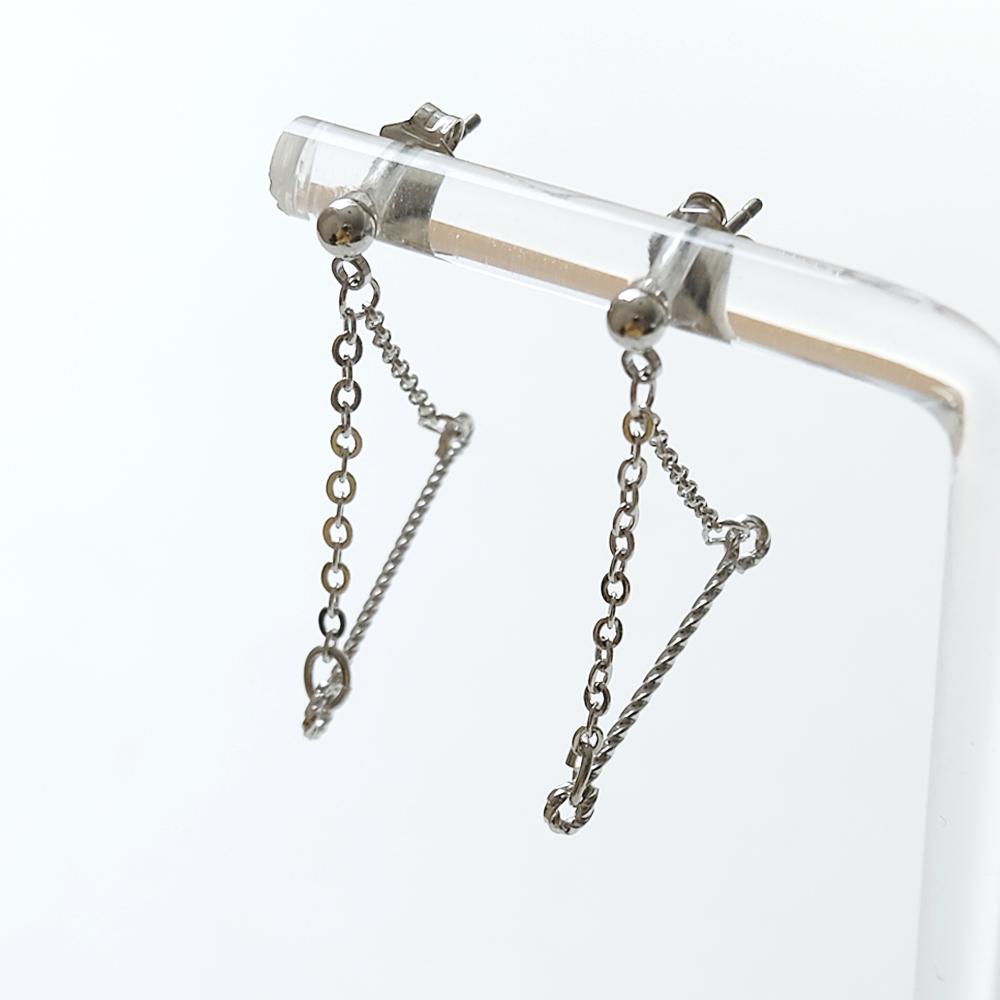 ロジウムカラーの様々なバーやチェーンを繋げたピアスの画像