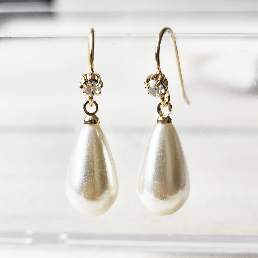 大きなドロップのパールをセットしたラインストーンのピアスの画像