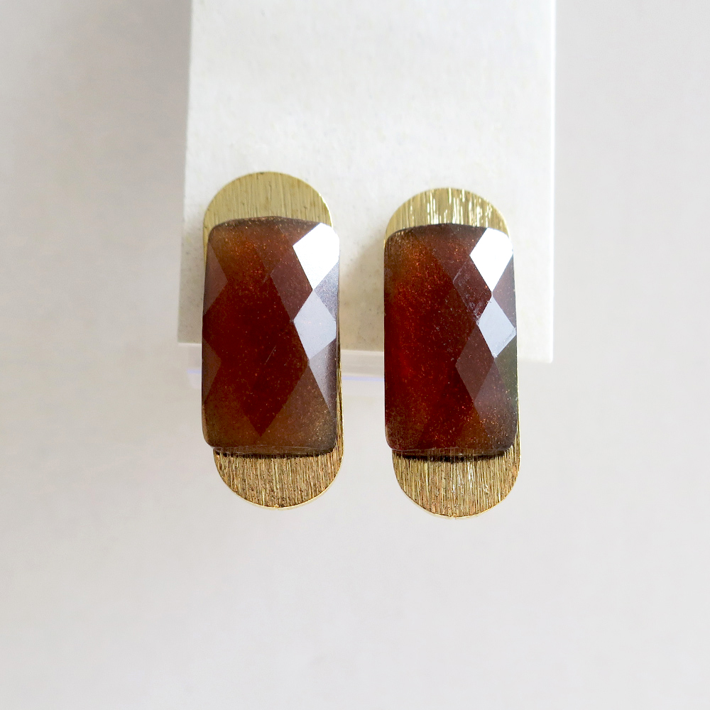 カットが入ったアクリルパーツセットしたイヤリングの画像