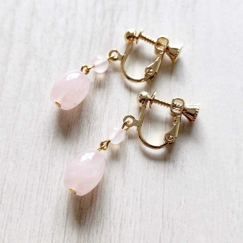形違いのローズクォーツを使ったイヤリングの画像