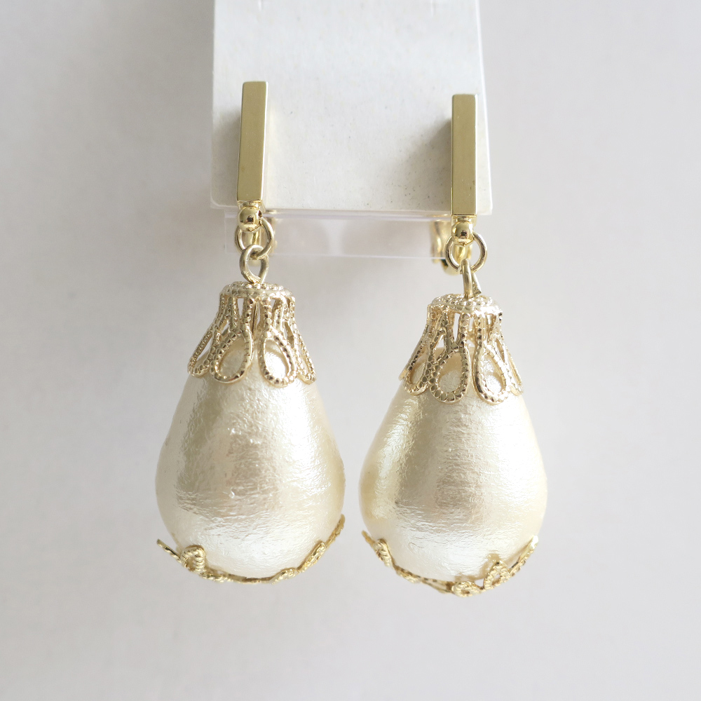 雫型コットンパールを上下にメタルパーツをセットしたイヤリングの画像