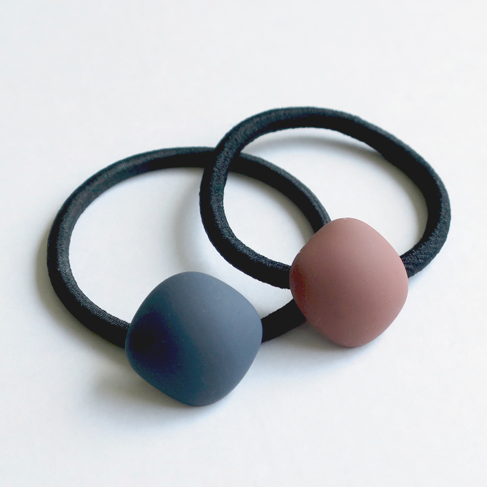 マットカラーのスクエアヘアゴムの画像