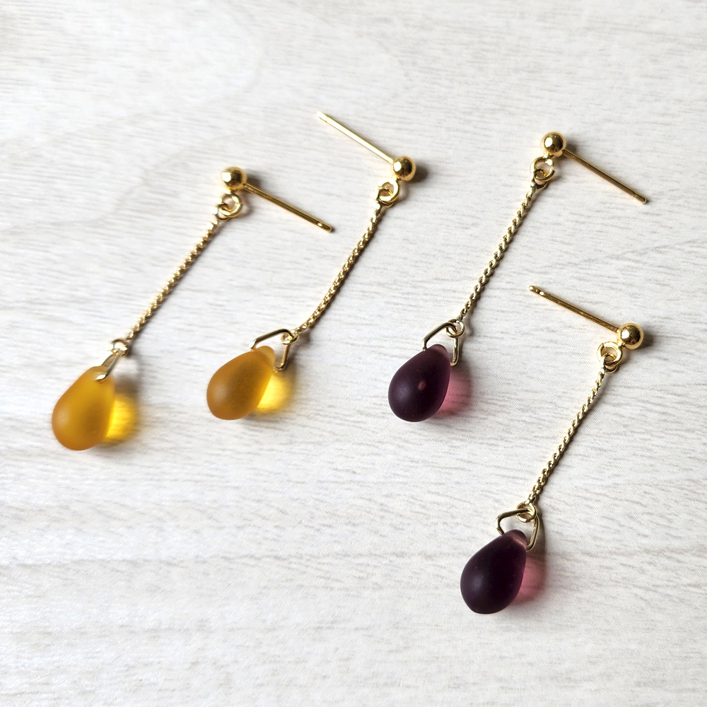 落ち着いたカラーのGLASS石ピアスの画像