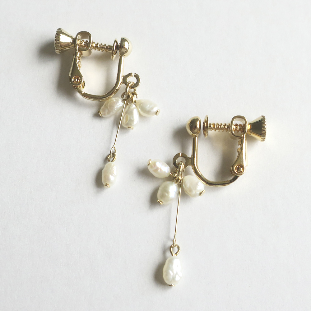 ライスパールが揺れるイヤリングの画像