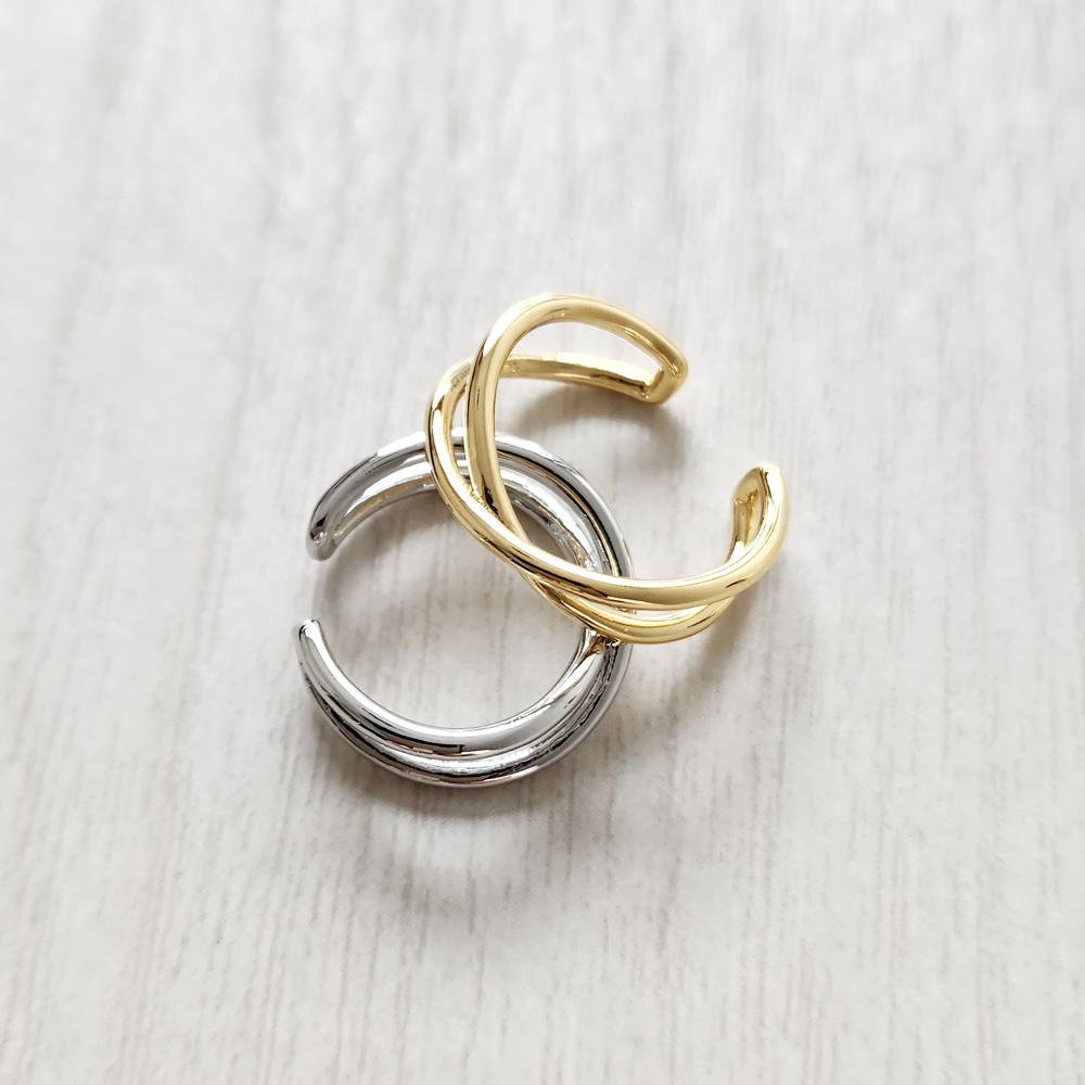 柔らかなクロスラインのイヤカフの画像