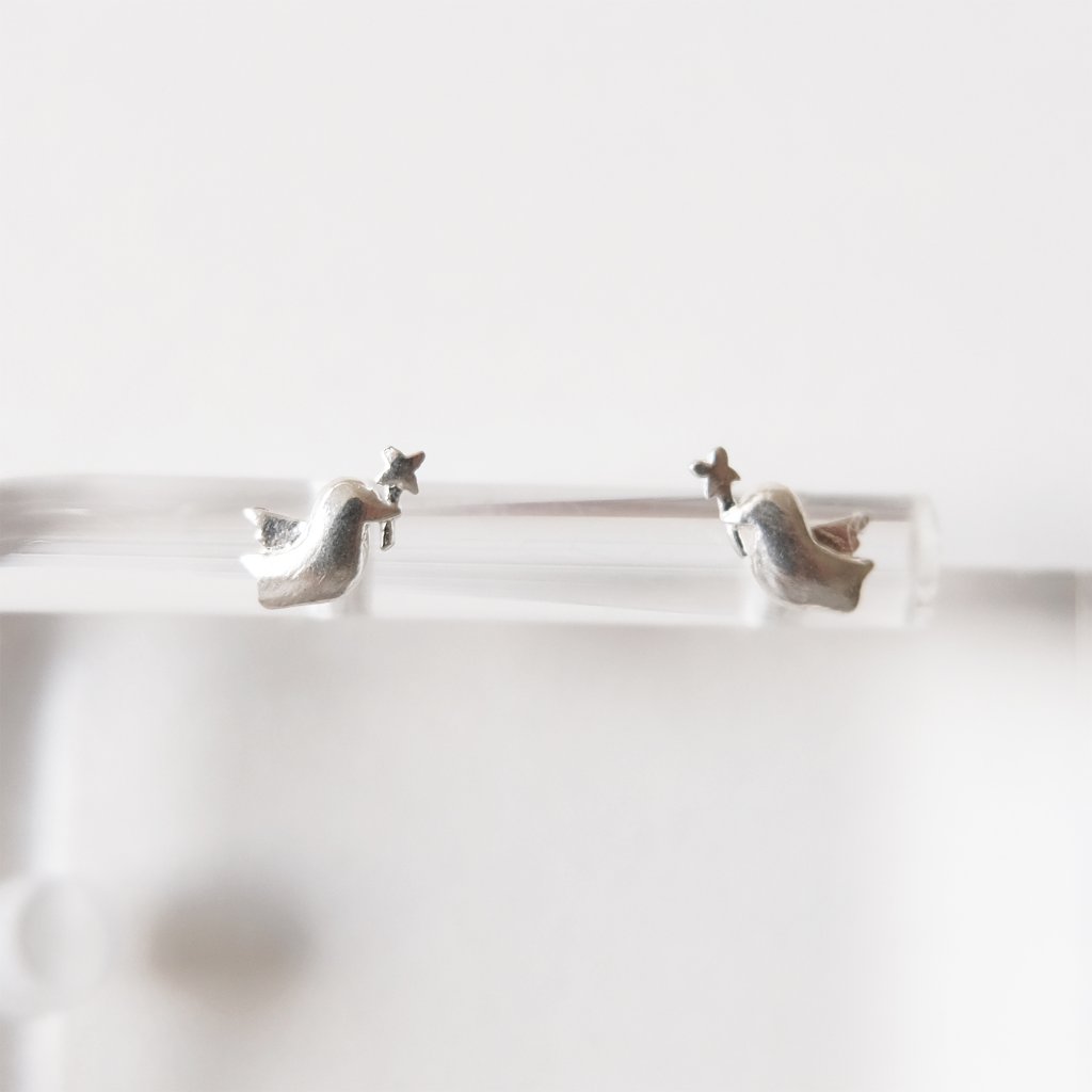 四葉のクローバーをくわえた鳥のSILVER925ピアスの画像