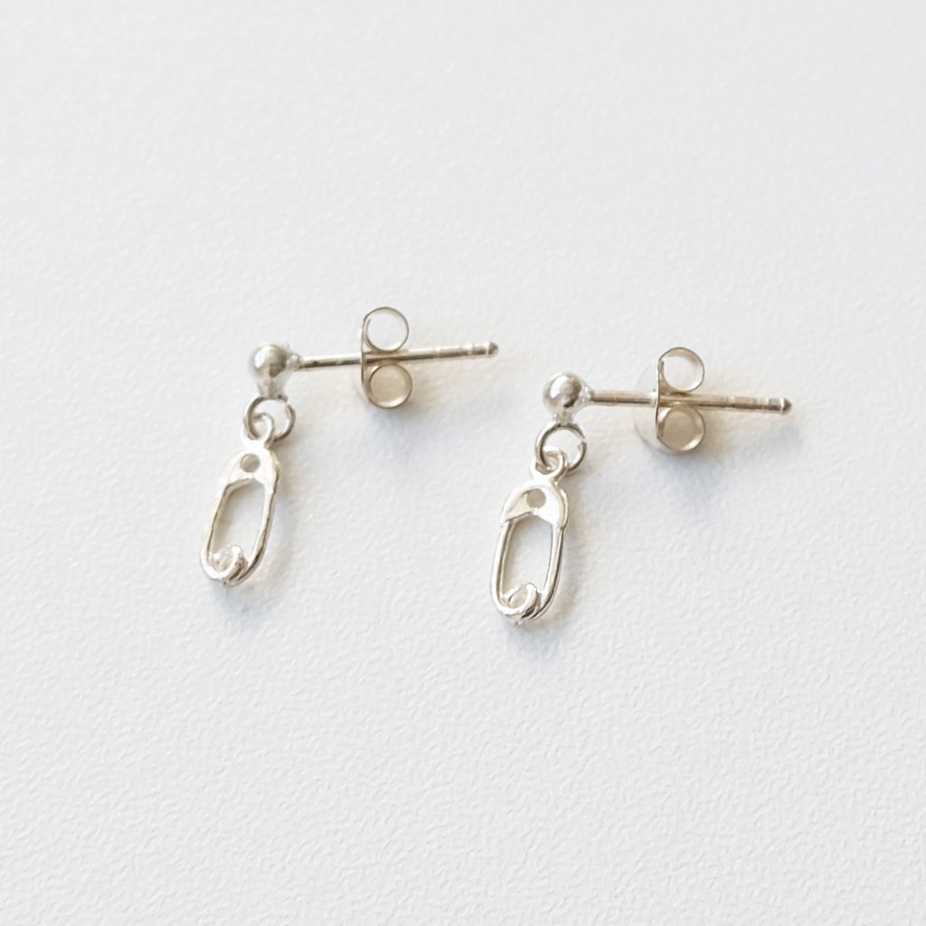 安全ピンモチーフのSILVER925ピアスの画像