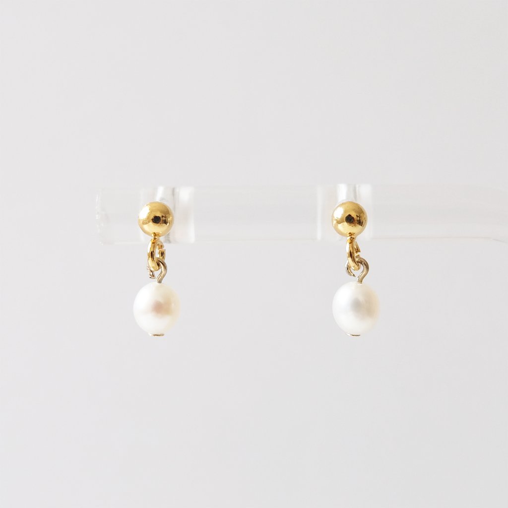 上品な淡水パールのシンプルなピアスの画像