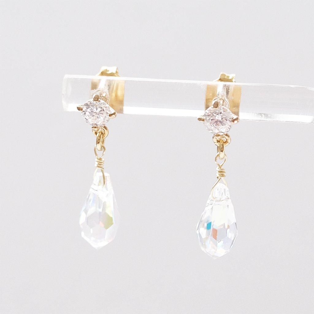 カットがきれいなGLASSをセットした存在感あるジルコニア付きピアスの画像