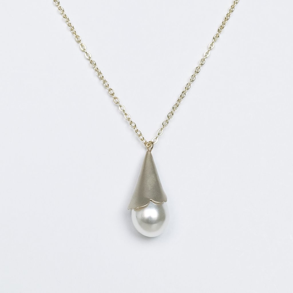 ドロップパールにキャップを被せたネックレスの画像