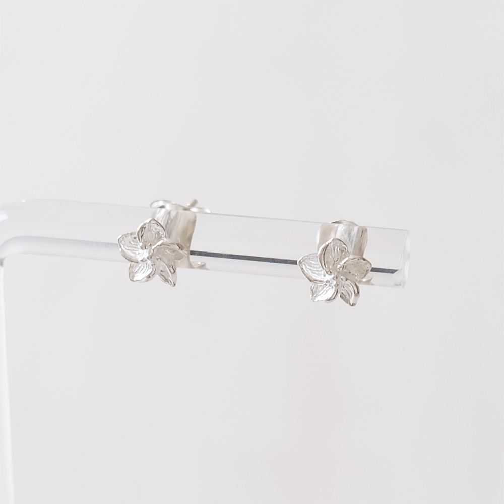 桜モチーフのSILVER925ピアスの画像