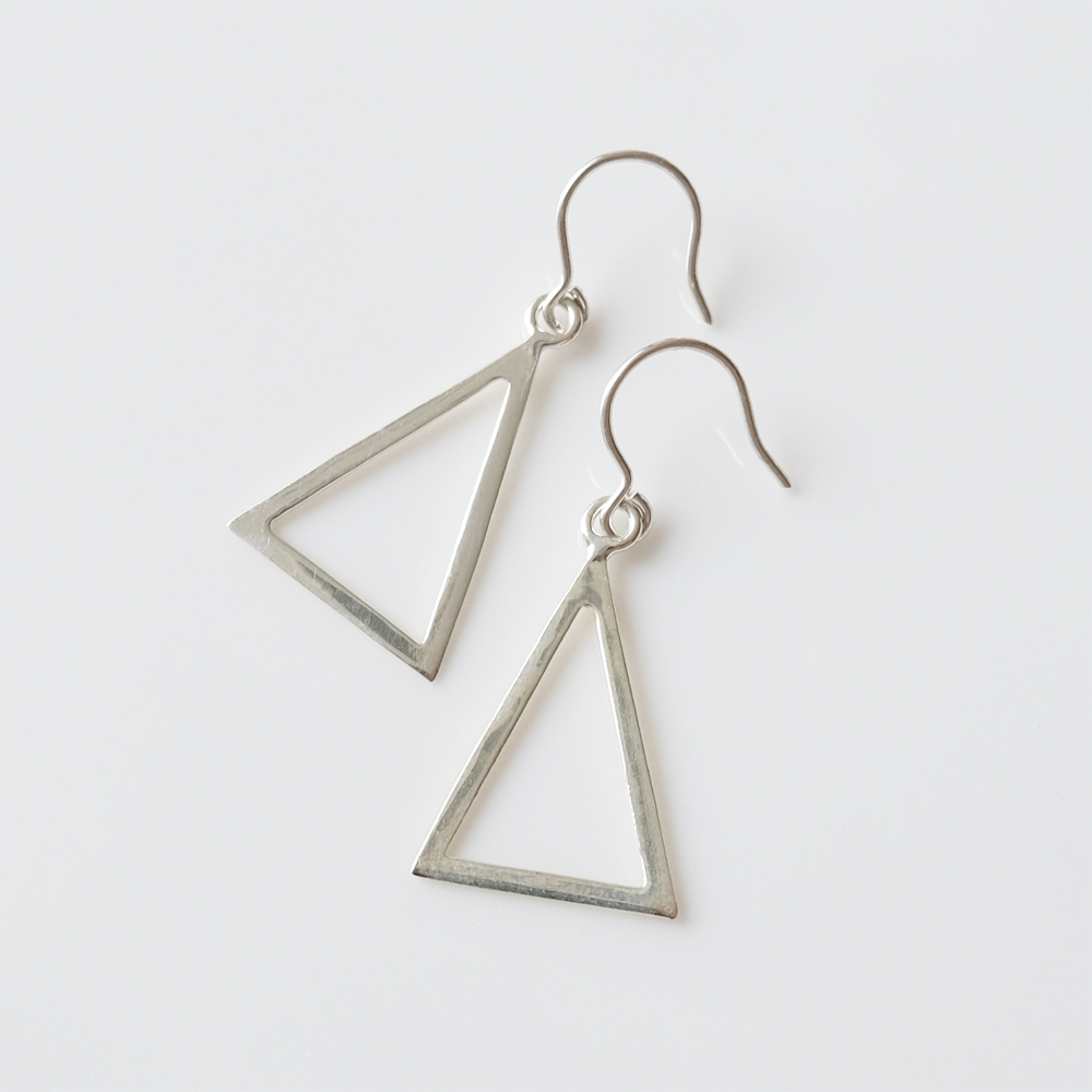 シンプルな二等辺三角形のSILVER925ピアスの画像