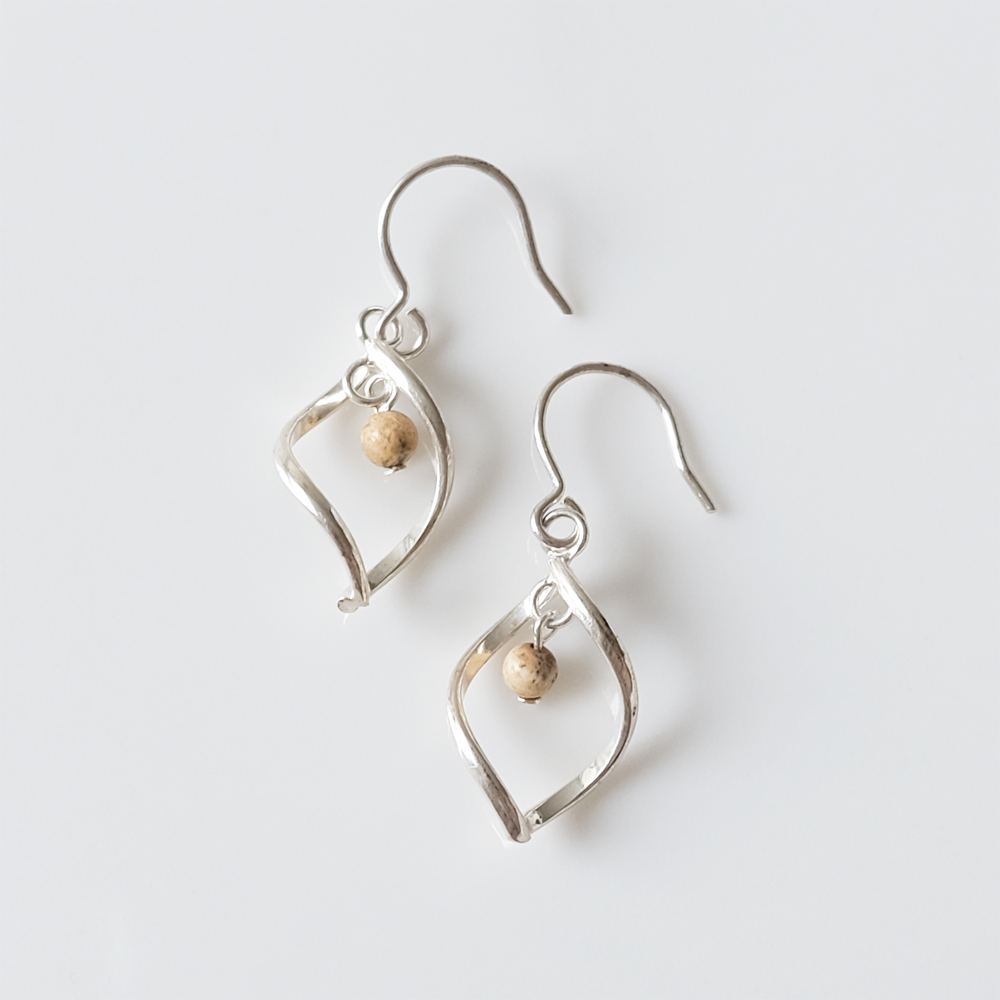 ひねりパーツにジャスパーをセットしたSILVER925ピアスの画像