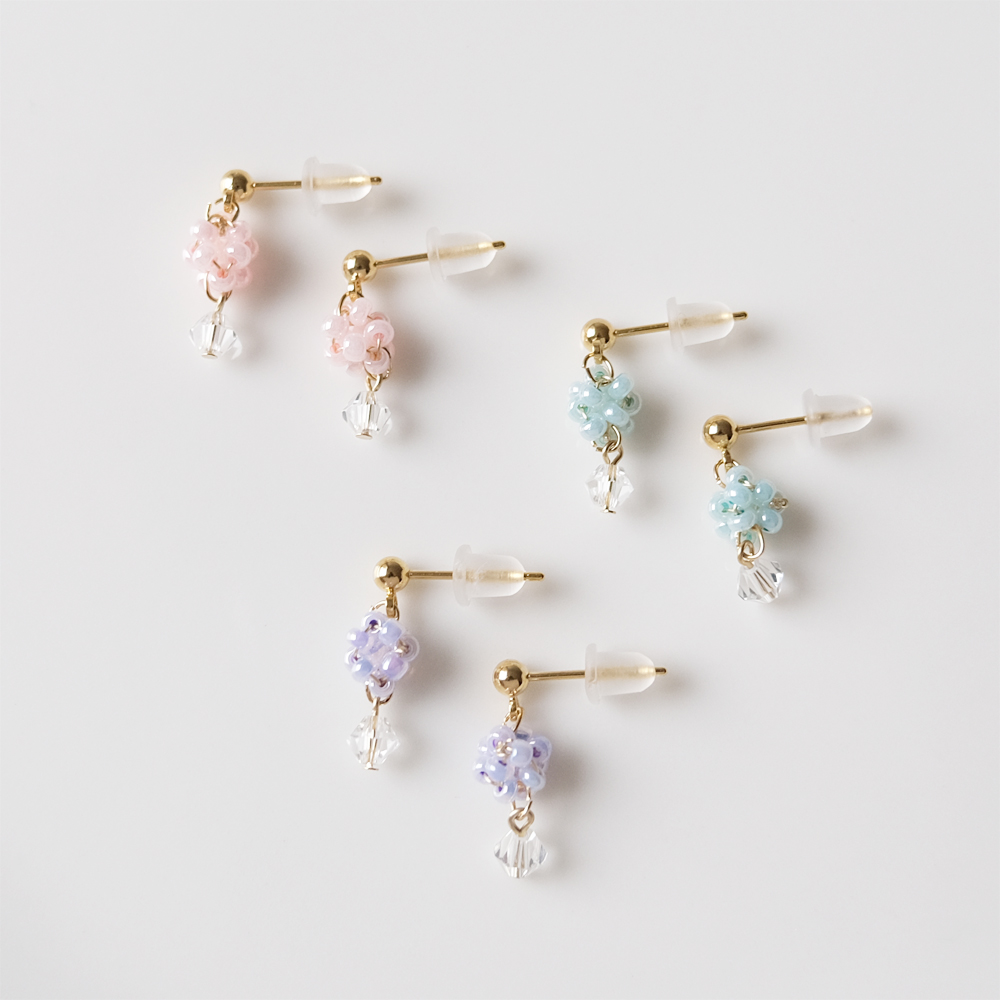 ガラスビーズとカラフルカラーボールのピアスの画像