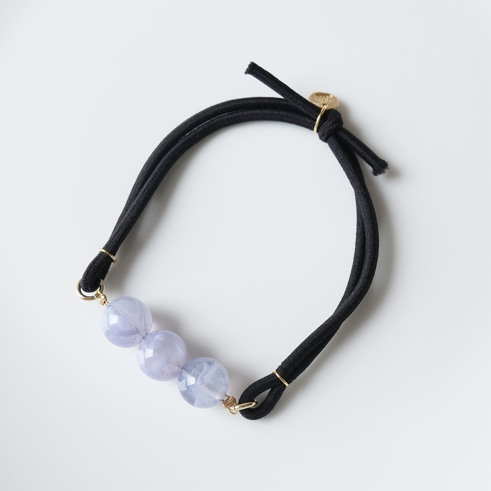 パープルの曇模様が丸玉のヘアゴムの画像